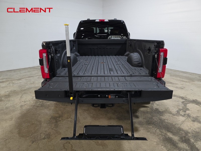 Ford Super Duty F-450 DRW Vehicle Image 09
