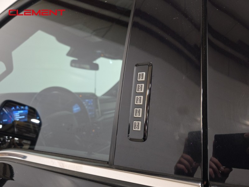 Ford Super Duty F-450 DRW Vehicle Image 10