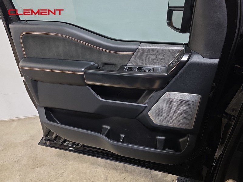 Ford Super Duty F-450 DRW Vehicle Image 28