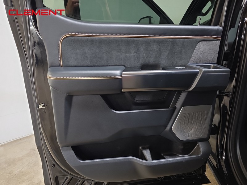 Ford Super Duty F-450 DRW Vehicle Image 31