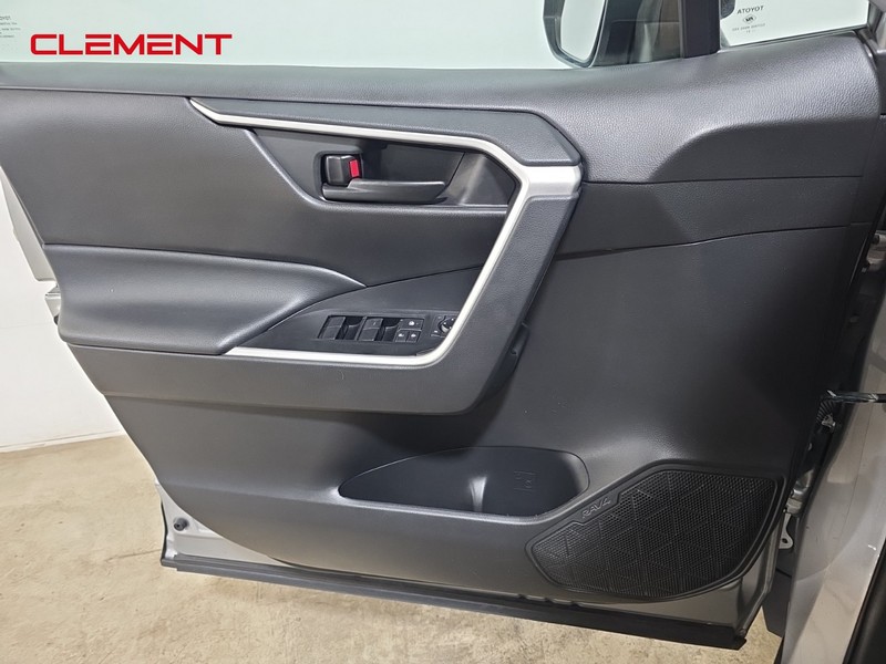 Toyota RAV4 Vehicle Image 24
