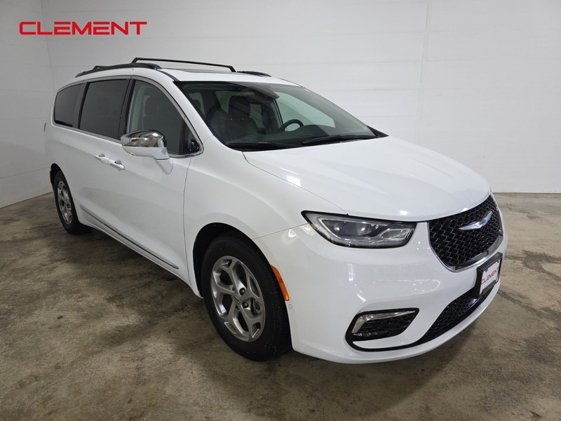 Chrysler Pacifica Vehicle Image 03