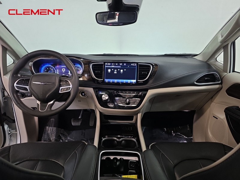 Chrysler Pacifica Vehicle Image 11