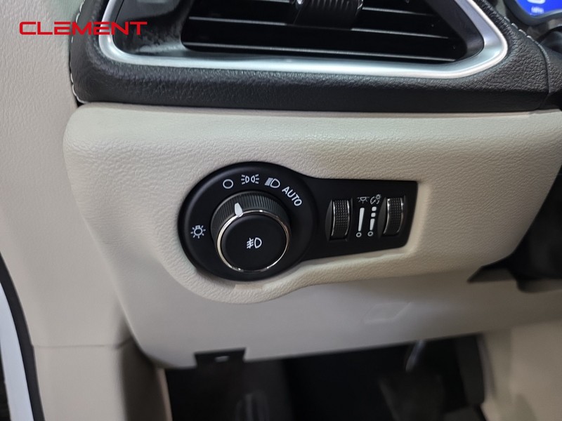 Chrysler Pacifica Vehicle Image 12