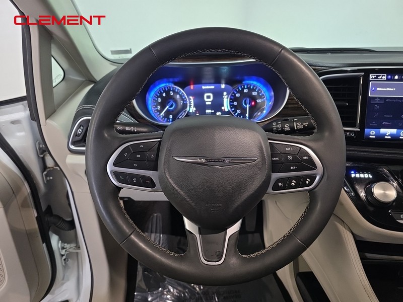 Chrysler Pacifica Vehicle Image 13