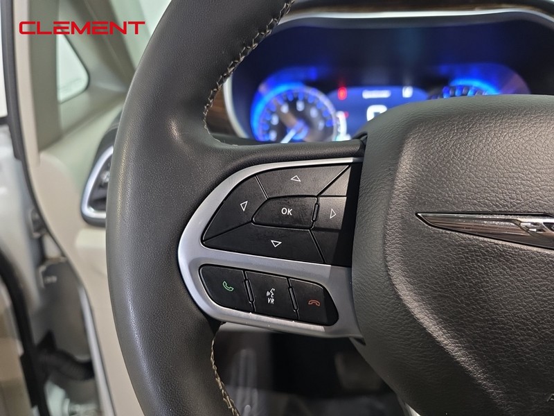 Chrysler Pacifica Vehicle Image 14