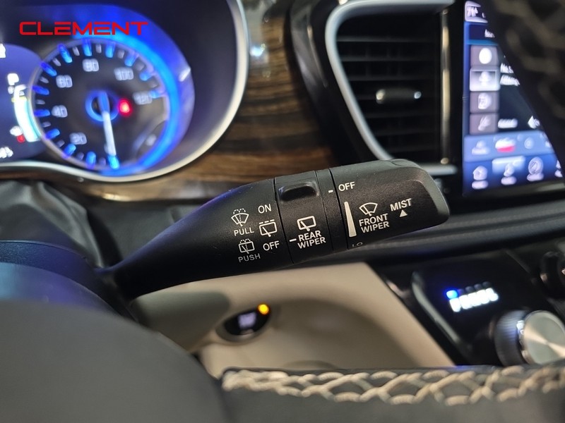 Chrysler Pacifica Vehicle Image 16