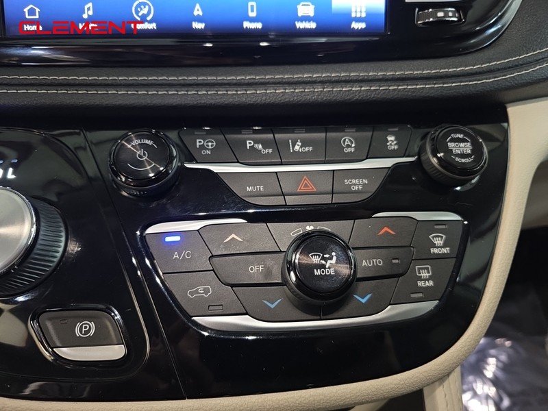 Chrysler Pacifica Vehicle Image 22