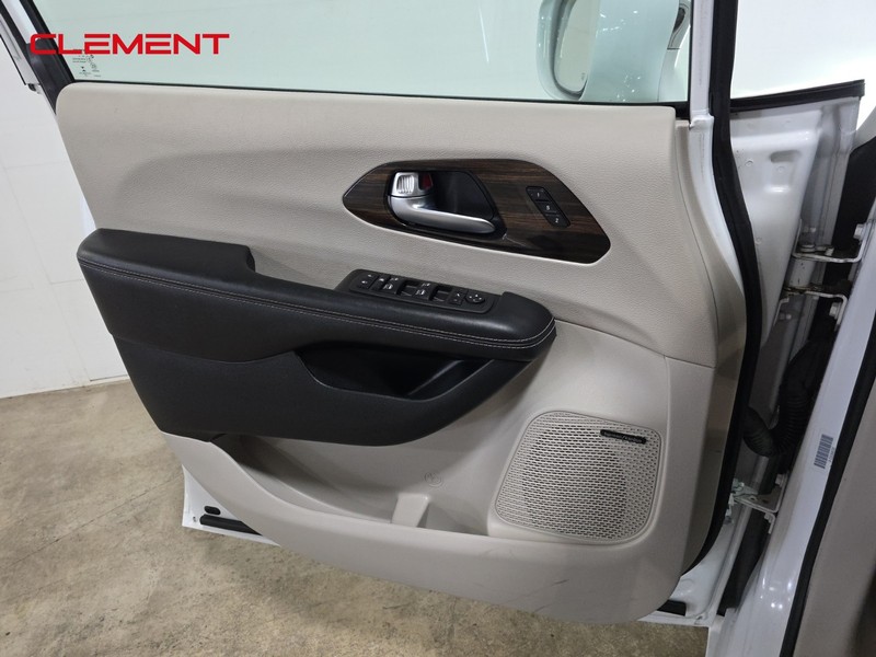 Chrysler Pacifica Vehicle Image 27