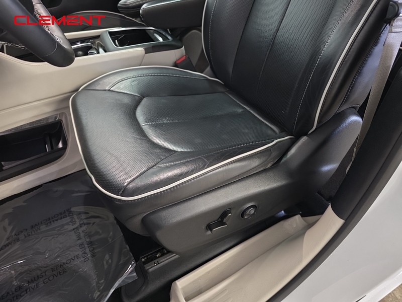 Chrysler Pacifica Vehicle Image 28