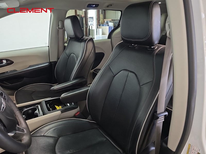 Chrysler Pacifica Vehicle Image 29
