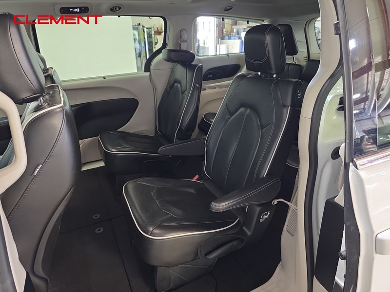 Chrysler Pacifica Vehicle Image 30
