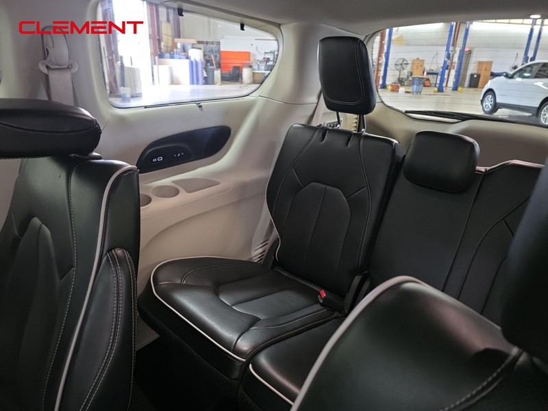 Chrysler Pacifica Vehicle Image 31
