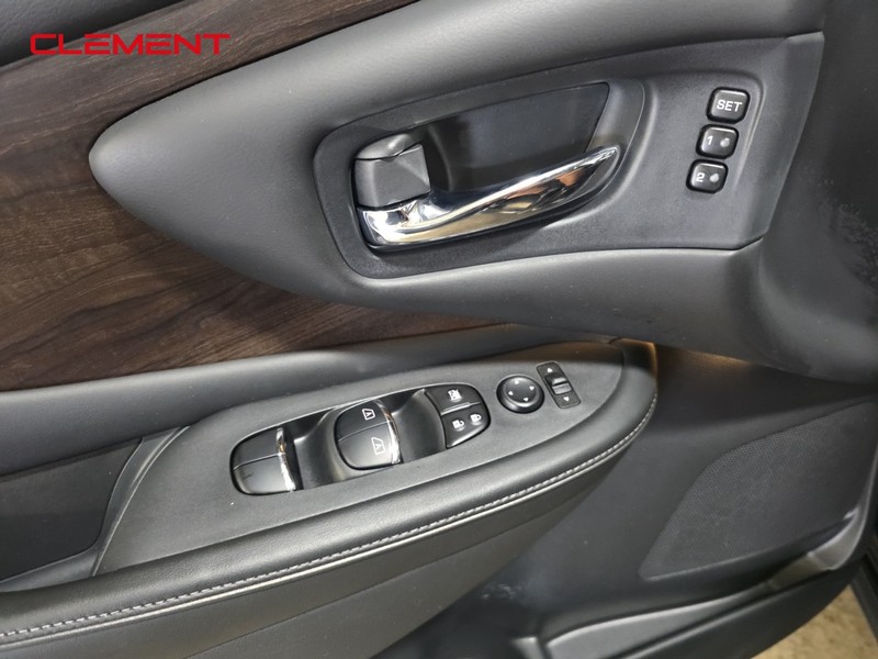 Nissan Murano Vehicle Full-screen Gallery Image 25