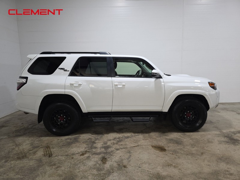 Toyota 4Runner Vehicle Full-screen Gallery Image 4