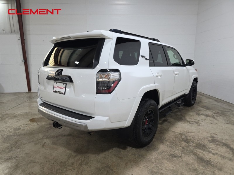 Toyota 4Runner Vehicle Full-screen Gallery Image 6