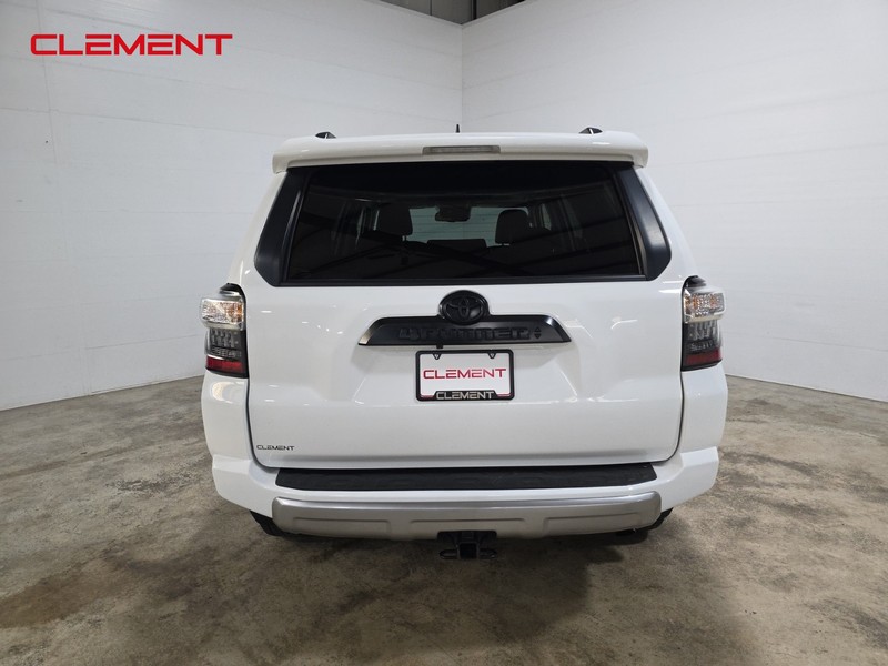 Toyota 4Runner Vehicle Full-screen Gallery Image 7