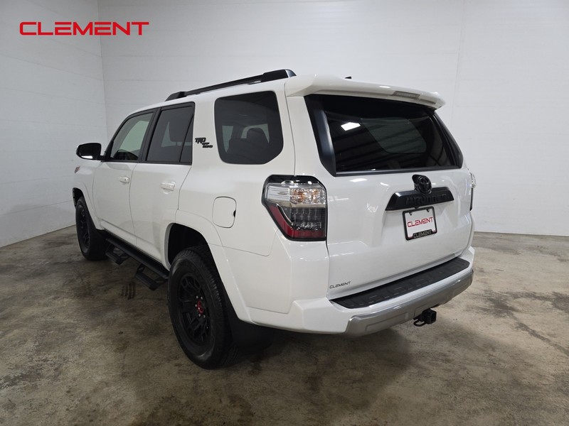 Toyota 4Runner Vehicle Full-screen Gallery Image 8