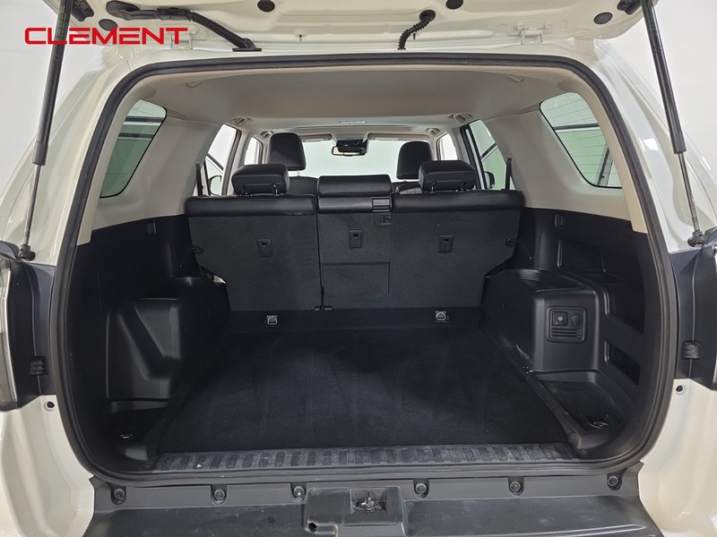 Toyota 4Runner Vehicle Full-screen Gallery Image 9