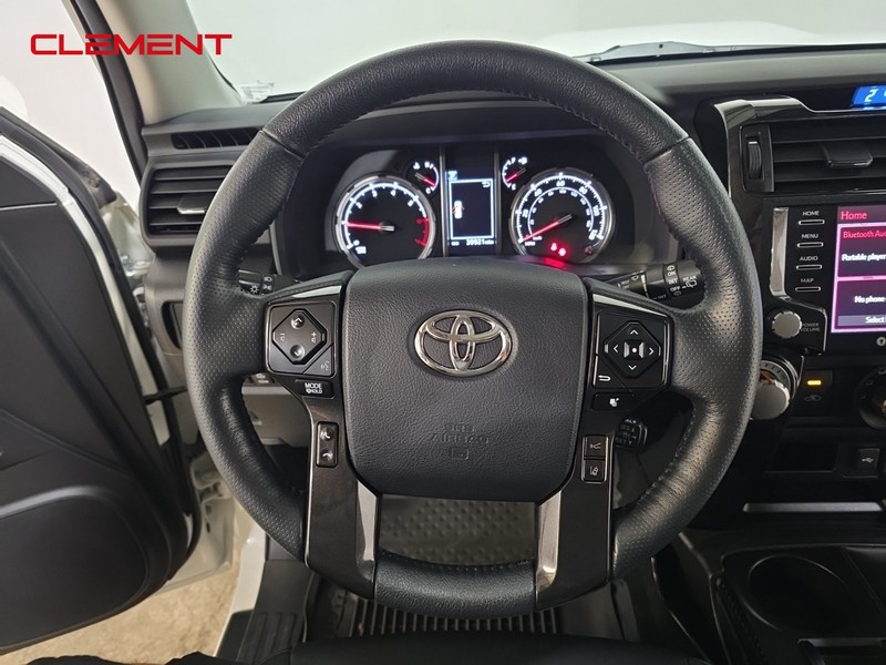 Toyota 4Runner Vehicle Full-screen Gallery Image 11
