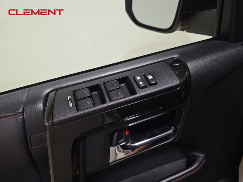 Toyota 4Runner Vehicle Full-screen Gallery Image 23