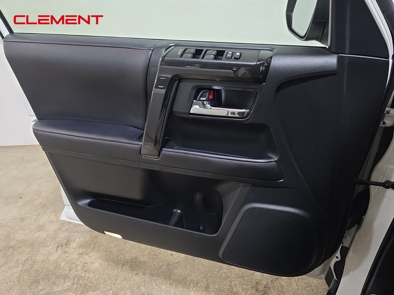 Toyota 4Runner Vehicle Full-screen Gallery Image 24