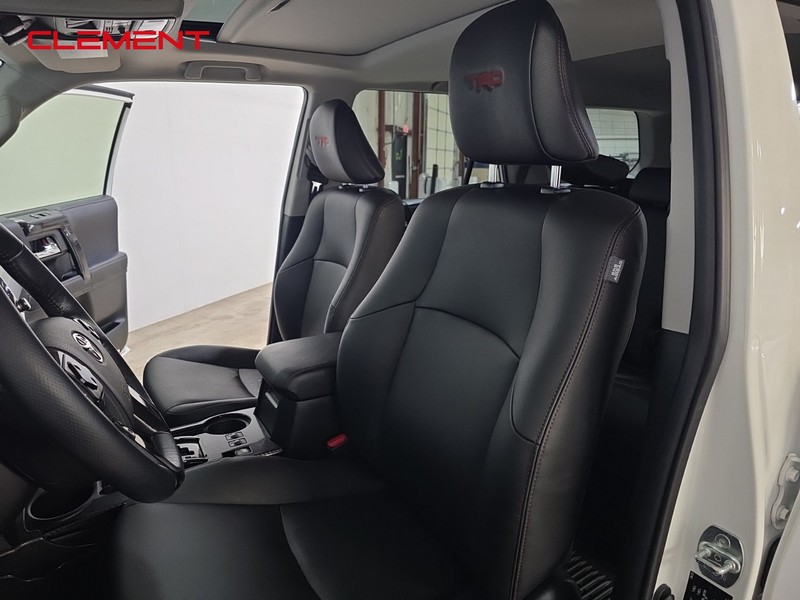 Toyota 4Runner Vehicle Full-screen Gallery Image 26