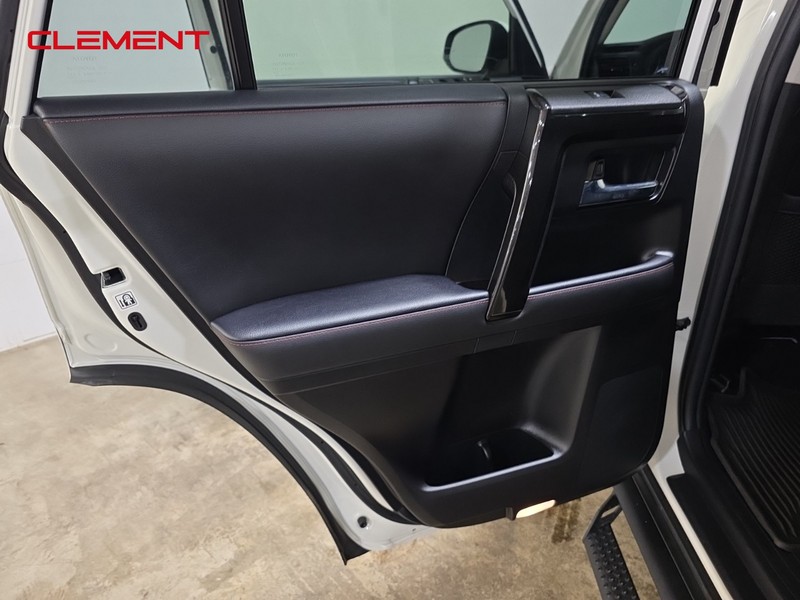 Toyota 4Runner Vehicle Full-screen Gallery Image 27