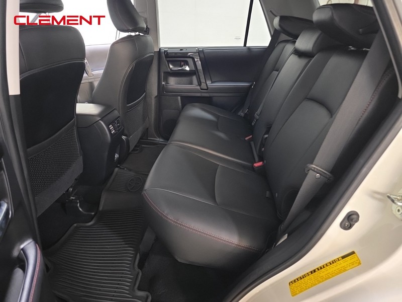 Toyota 4Runner Vehicle Full-screen Gallery Image 28