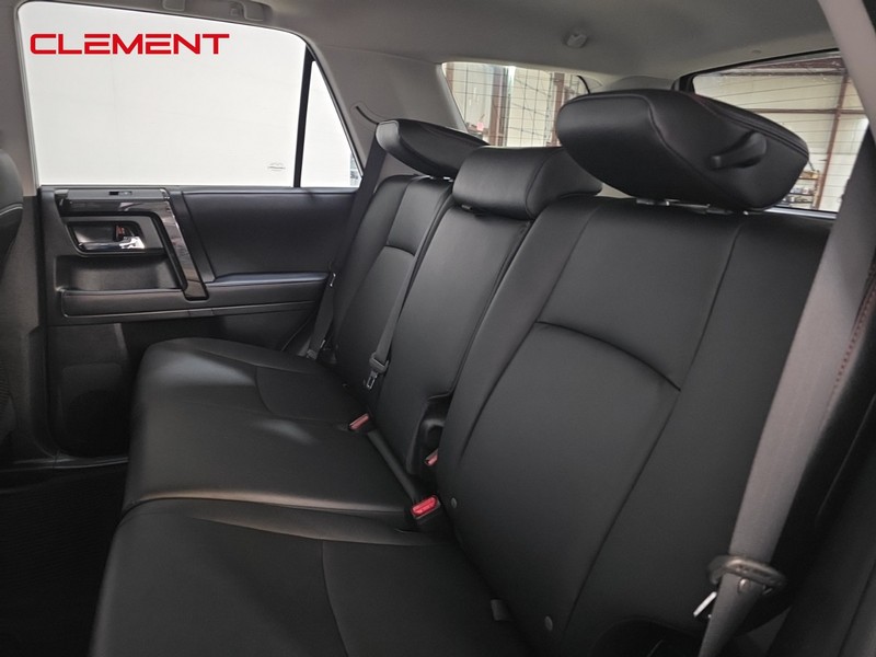 Toyota 4Runner Vehicle Full-screen Gallery Image 29