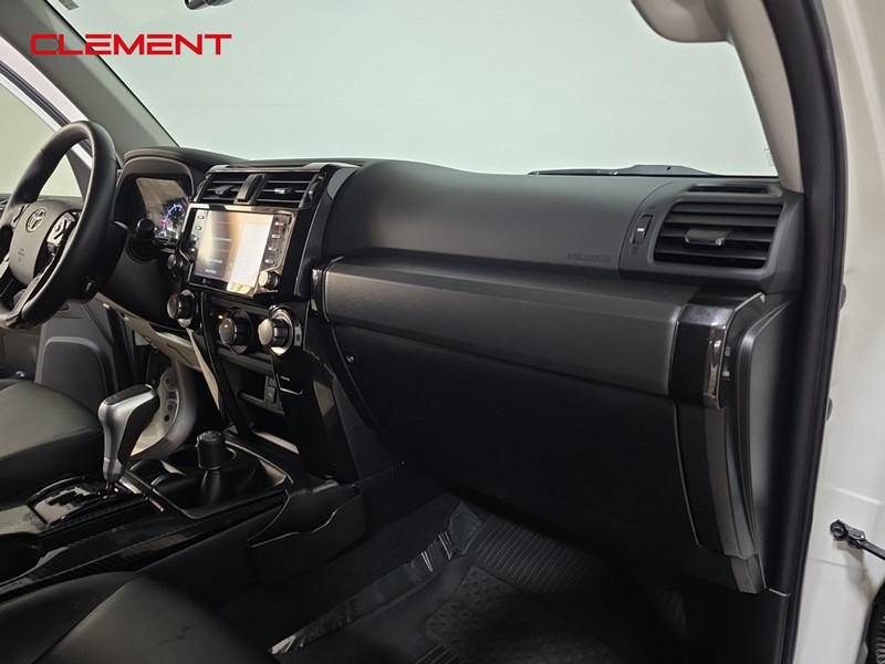 Toyota 4Runner Vehicle Full-screen Gallery Image 31