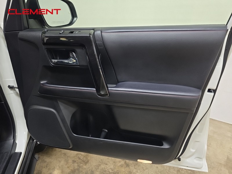 Toyota 4Runner Vehicle Full-screen Gallery Image 32