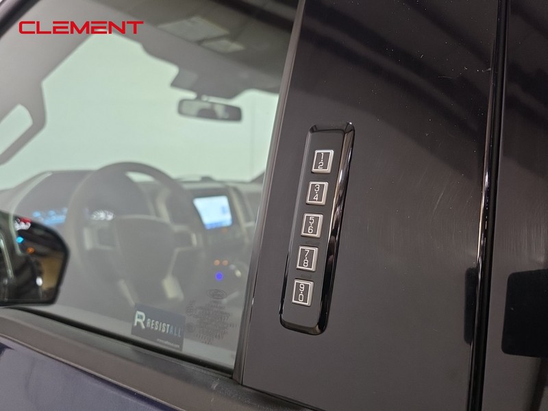 Ford F-150 Vehicle Full-screen Gallery Image 10