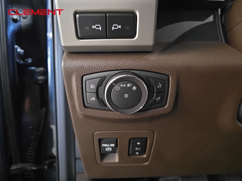 Ford F-150 Vehicle Full-screen Gallery Image 12