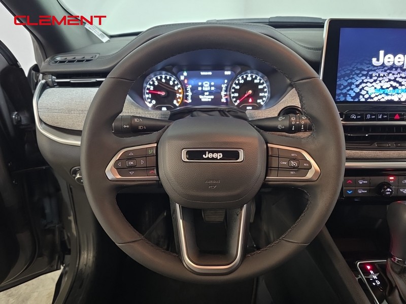 Jeep Compass Vehicle Full-screen Gallery Image 13