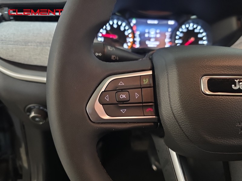 Jeep Compass Vehicle Full-screen Gallery Image 14