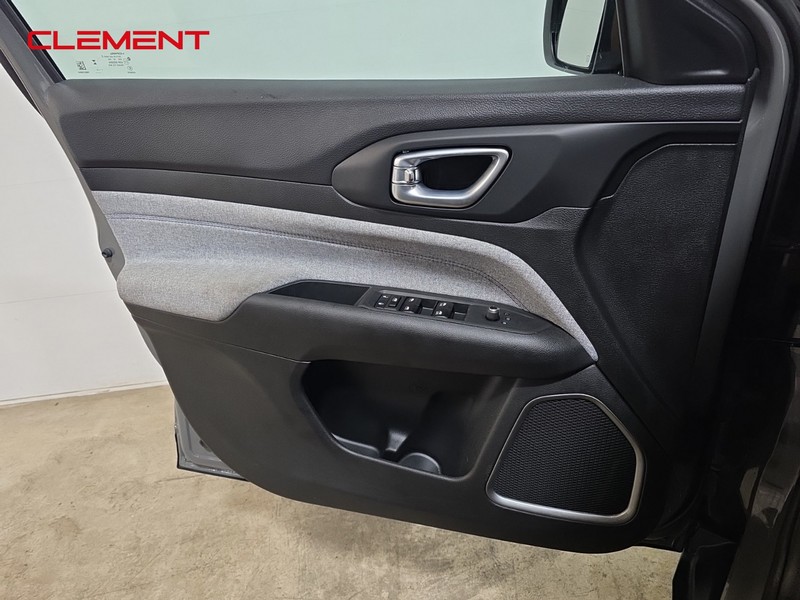 Jeep Compass Vehicle Full-screen Gallery Image 24