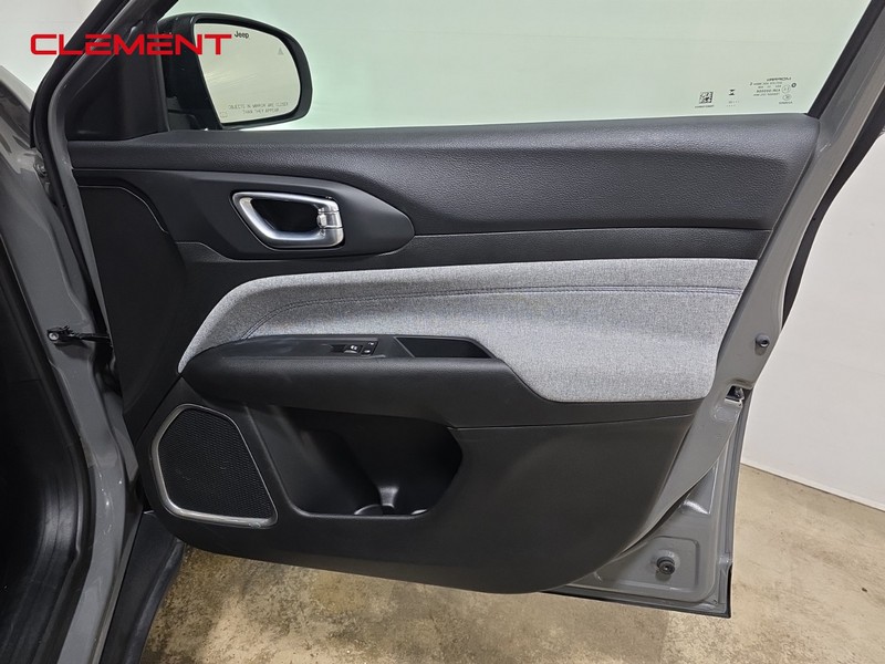 Jeep Compass Vehicle Full-screen Gallery Image 32