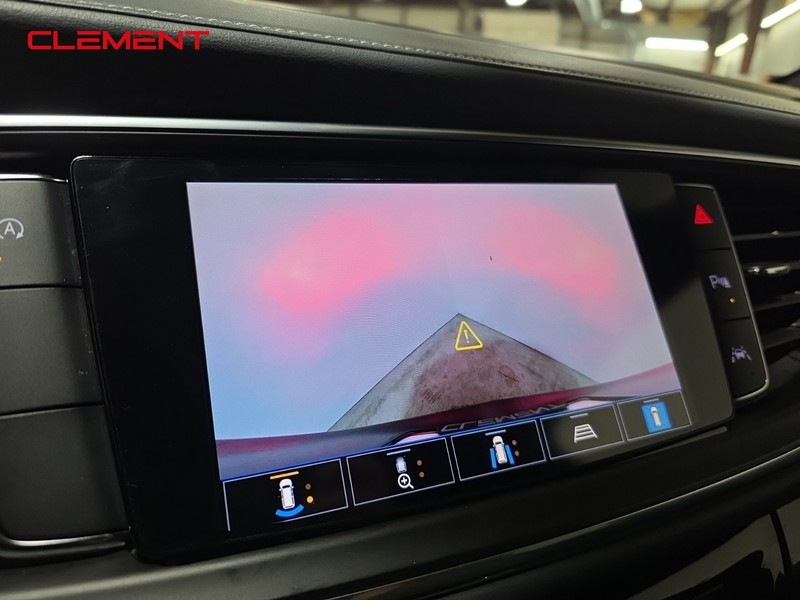 Buick Enclave Vehicle Full-screen Gallery Image 18