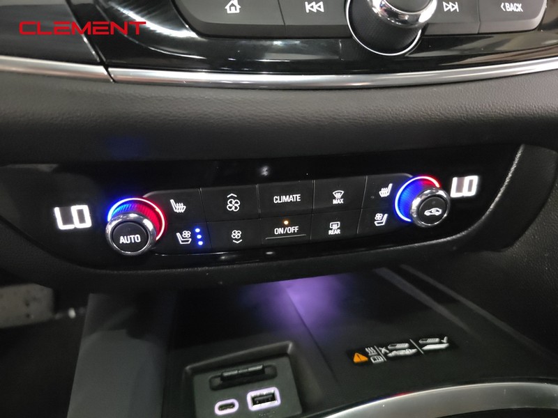 Buick Enclave Vehicle Full-screen Gallery Image 19