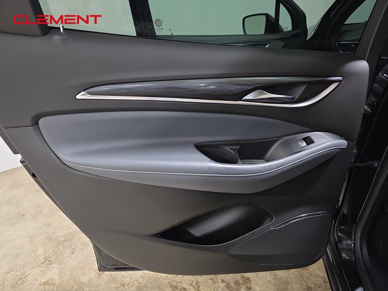 Buick Enclave Vehicle Full-screen Gallery Image 28