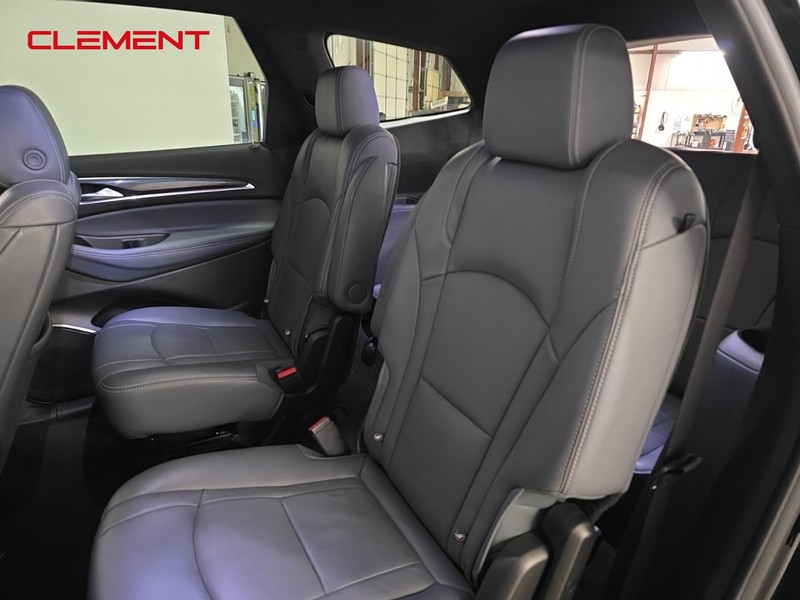 Buick Enclave Vehicle Full-screen Gallery Image 30