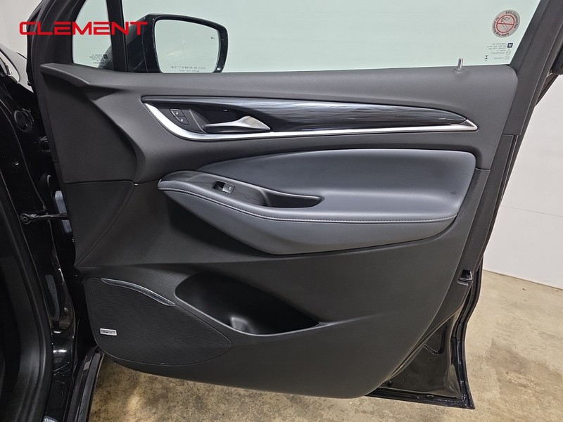 Buick Enclave Vehicle Full-screen Gallery Image 35