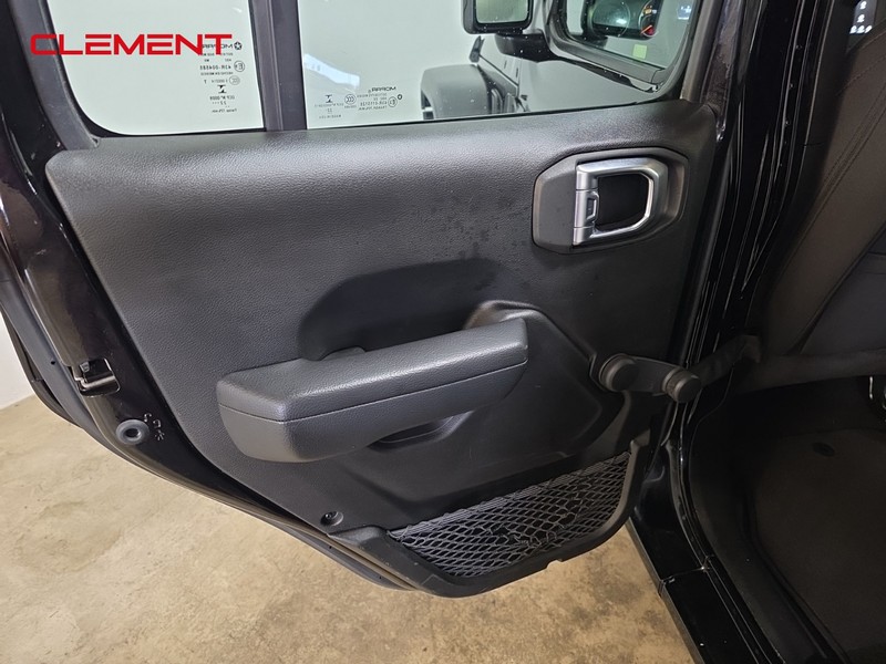 Jeep Wrangler Vehicle Full-screen Gallery Image 24