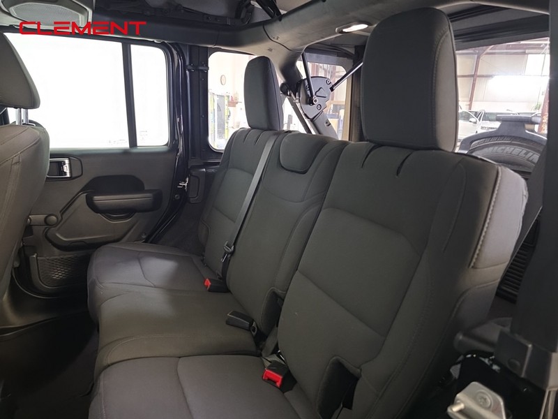 Jeep Wrangler Vehicle Full-screen Gallery Image 26