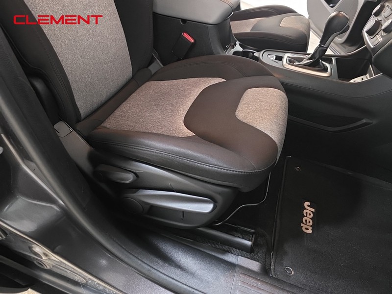 Jeep Cherokee Vehicle Image 24