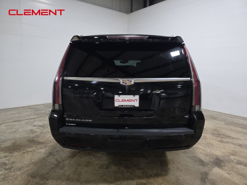 Cadillac Escalade ESV Vehicle Full-screen Gallery Image 07