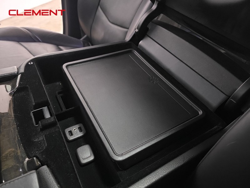 Cadillac Escalade ESV Vehicle Full-screen Gallery Image 21