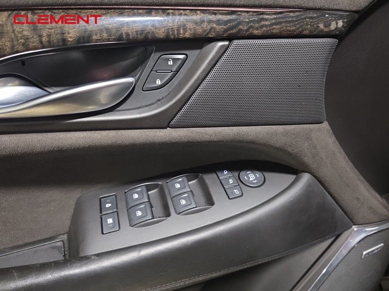 Cadillac Escalade ESV Vehicle Full-screen Gallery Image 22