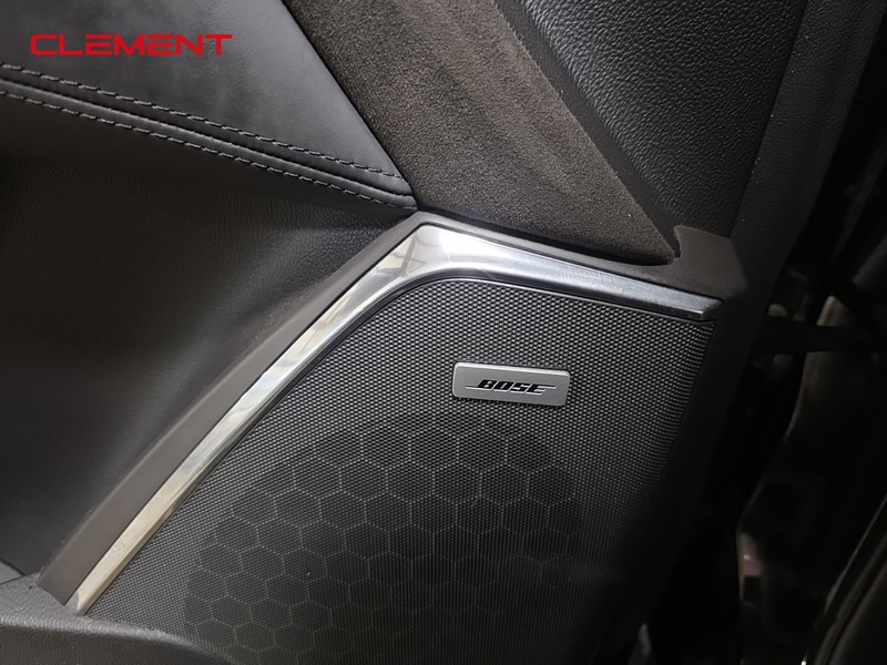 Cadillac Escalade ESV Vehicle Full-screen Gallery Image 24